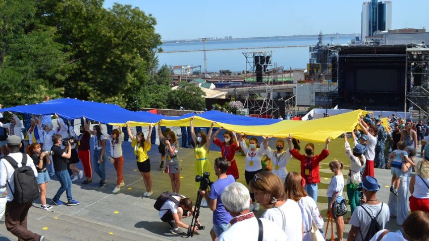 Урочисте святкування Дня Державного Прапора України Люди тримають великий український прапор під час святкування