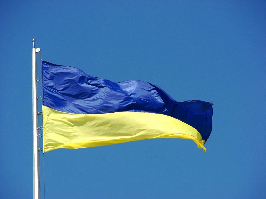 Синьо-жовтий прапор України на вітрі Український прапор розвівається на вітрі на тлі чистого неба