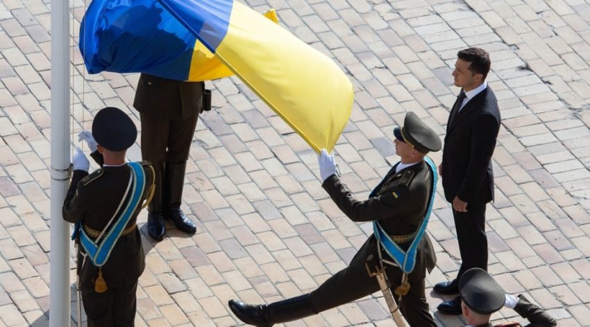 Церемонія підняття Державного Прапора України Військові урочисто піднімають державний прапор України